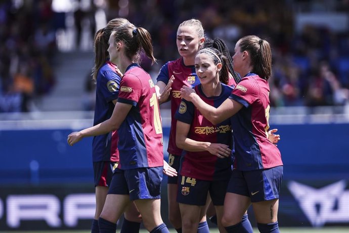 Las jugadoras del FC Barcelona celebran uno de sus goles ante el Athletic Club en la jornada 30 de la Liga F 24-25