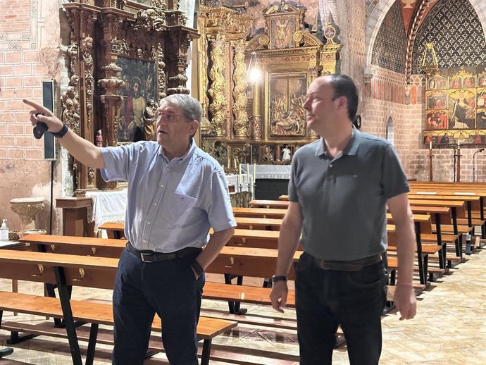 Ruiz de Diego y Alfonso Puertas durante su visita a la iglesia de Torralba de Ribota