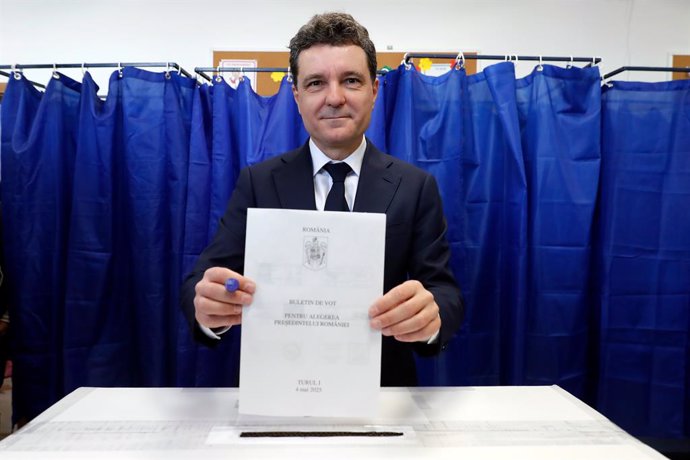 BUCHAREST, May 4, 2025  -- Mayor of Bucharest Nicusor Dan votes during the first round of the presidential election rerun at a polling station in Bucharest, Romania, May 4, 2025. Romanians headed to the polls on Sunday for the first round of the president