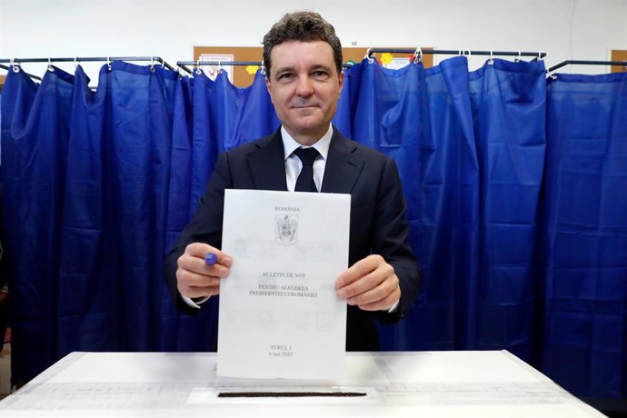 BUCARESTE, 4 de maio de 2025 -- O prefeito de Bucareste, Nicusor Dan, vota durante o primeiro turno da eleição presidencial em uma seção eleitoral em Bucareste, Romênia, em 4 de maio de 2025. Os romenos foram às urnas no domingo para o primeiro turno da e