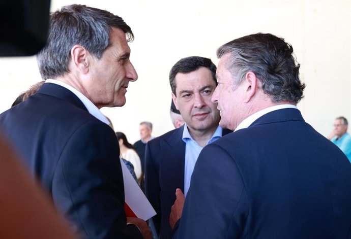 El presidente de la Junta, Juanma Moreno (c), junto al delegado del Gobierno, Pedro Fernández (i), y el consejero de la Presidencia, Antonio Sanz (d), en una imagen de archivo.