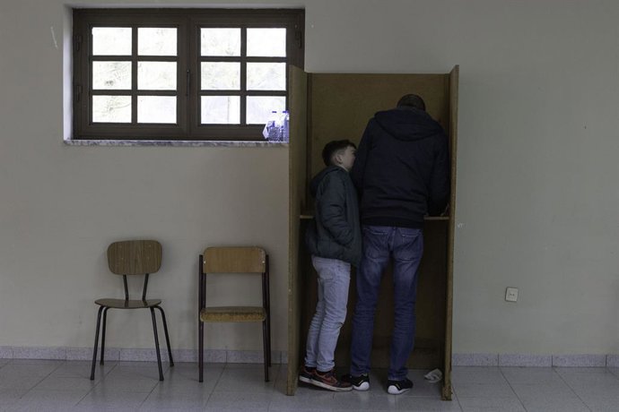 Archivo - Arquivo - 10 de março de 2024: Montalegre, Portugal. Mesa de votação em uma paróquia rural para as eleições parlamentares em Portugal, para votar nos membros da Assembleia da República para a XVI Legislatura, da qual será formado um governo para