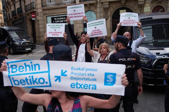Consuelo Ordóñez, presidenta de COVITE, junto a otras tres víctimas protestan contra un acto de Sare en favor de los presos de ETA.