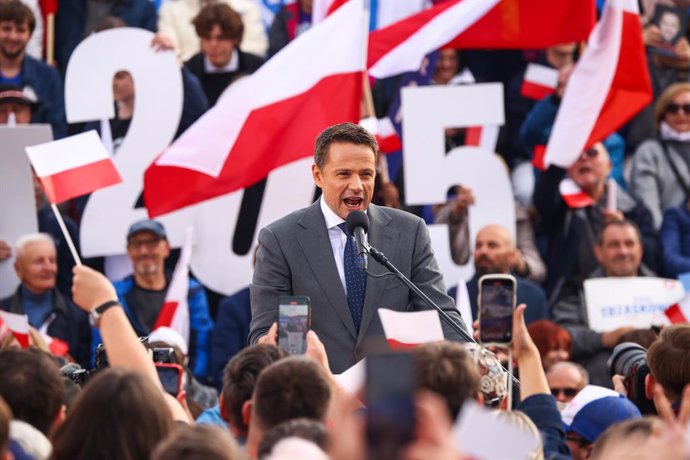 13 de maio de 2025, Cracóvia, Polônia: Rafal Trzaskowski, prefeito de Varsóvia e candidato da Plataforma Cívica (PO) nas próximas eleições presidenciais, participa de um comício de campanha na praça principal de Cracóvia, Polônia, em 13 de maio de 2025.