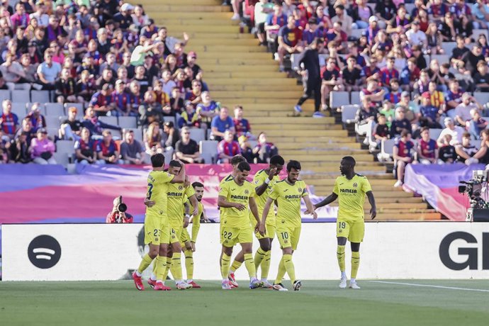 Ayoze Perez, do Villarreal CF, comemora um gol com seus colegas de equipe durante a partida de futebol do Campeonato Espanhol, La Liga EA Sports, disputada entre FC Barcelona e Villarreal CF no Estadi Olimpic Lluis Companys em 18 de maio de 2025 em Barcel