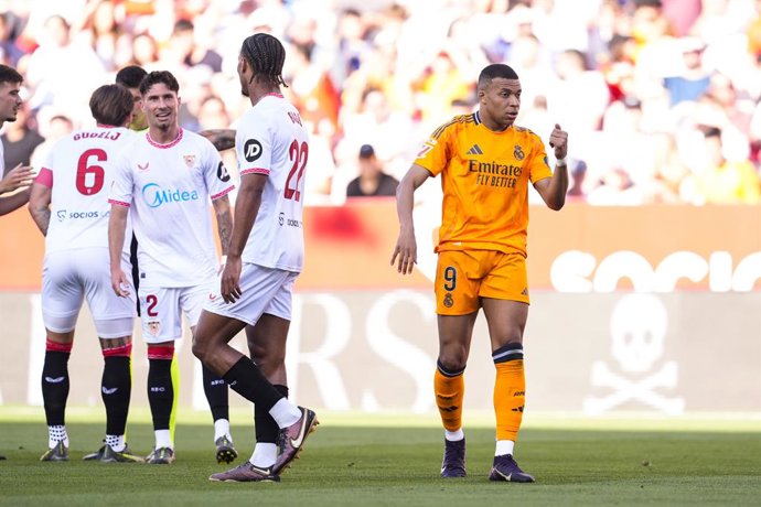 Kylian Mbappe, do Real Madrid, gesticula durante a partida de futebol do campeonato espanhol, LaLiga EA Sports, disputada entre Sevilla FC e Real Madrid no estádio Ramon Sanchez-Pizjuan, em 18 de maio de 2025, em Sevilla, Espanha.