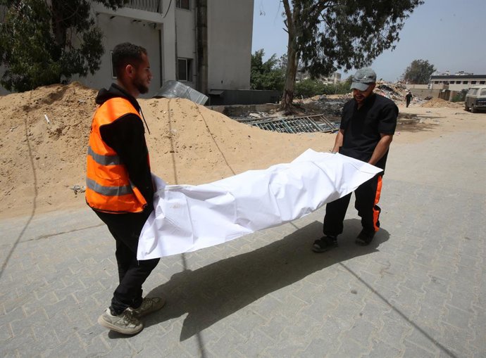 17 de maio de 2025, Cidade de Gaza, Faixa de Gaza, Território Palestino: Parentes de palestinos que perderam a vida estão de luto após o ataque do exército israelense a uma reunião de cidadãos na cidade de Gaza, os corpos dos palestinos que perderam a vid