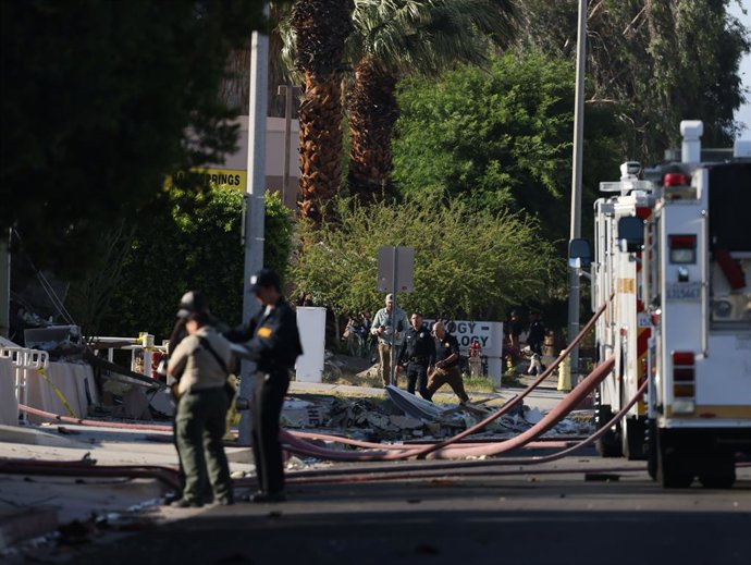 PALM SPRINGS, 18 de maio de 2025 -- Autoridades investigam perto do local de uma explosão em Palm Springs, Califórnia, Estados Unidos, em 17 de maio de 2025. Pelo menos uma pessoa morreu e outras cinco ficaram feridas no sábado em uma explosão do lado de 