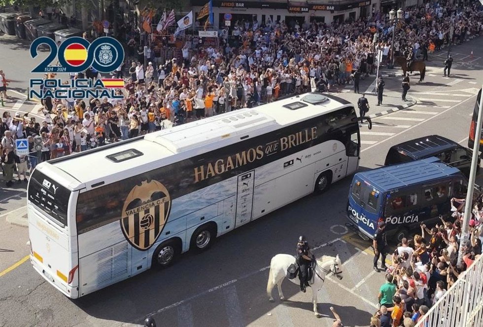 Agentes de la Policía Nacional han levantado dos actas durante el encuentro de fútbol entre el Valencia C.F y Athletic Club, que se disputado este domingo por la tarde en el Estadio Mestalla, en la ciudad de Valncia, en la jornada 37 de La Liga.
