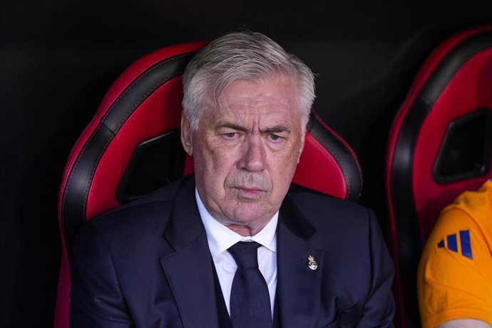 Carlos Ancelotti, técnico do Real Madrid, observa durante a partida de futebol do campeonato espanhol, LaLiga EA Sports, disputada entre o Sevilla FC e o Real Madrid no estádio Ramon Sanchez-Pizjuan em 18 de maio de 2025, em Sevilha, Espanha.