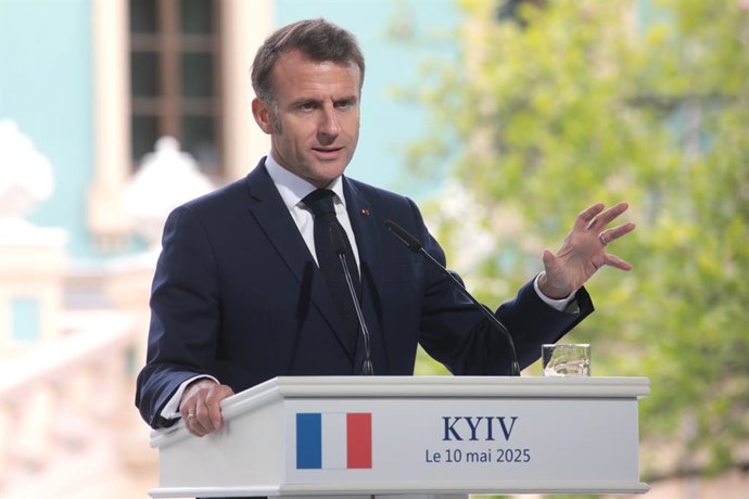 10 de maio de 2025, Kiev, Ucrânia: O presidente da França, Emmanuel Macron, participa de uma coletiva de imprensa conjunta com o presidente da Ucrânia, Volodymyr Zelenskyy, e os líderes da Coalizão dos Dispostos após suas reuniões e negociações, em Kiev, 