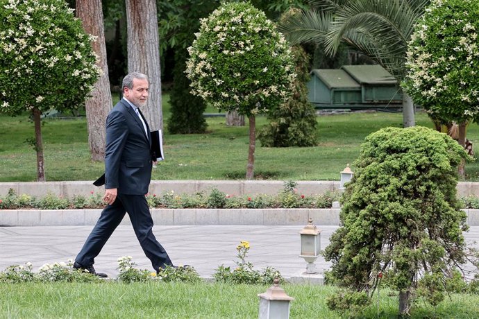 14 de maio de 2025, Teerã, Irã: O ministro das Relações Exteriores do Irã, ABBAS ARAGHCHI, sai de uma reunião do governo em Teerã.