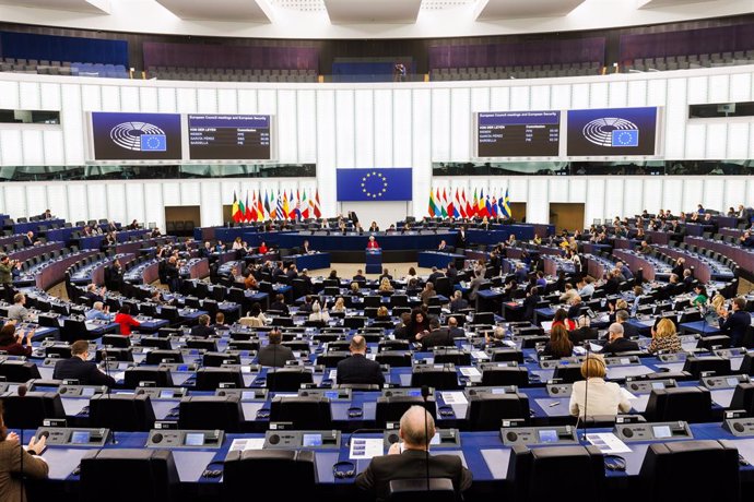 Archivo - 11 March 2025, France, Strasbourg: Ursula von der Leyen (C), President of the European Commission, speaks at the European Parliament. MEPs are set to discuss the future of European defence with von der Leyen and EU Council President Costa, along