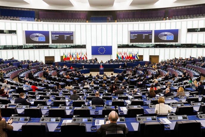 Archivo - 11 de março de 2025, França, Estrasburgo: Ursula von der Leyen (C), presidente da Comissão Europeia, discursa no Parlamento Europeu. Os eurodeputados vão discutir o futuro da defesa europeia com Ursula von der Leyen e o Presidente do Conselho da