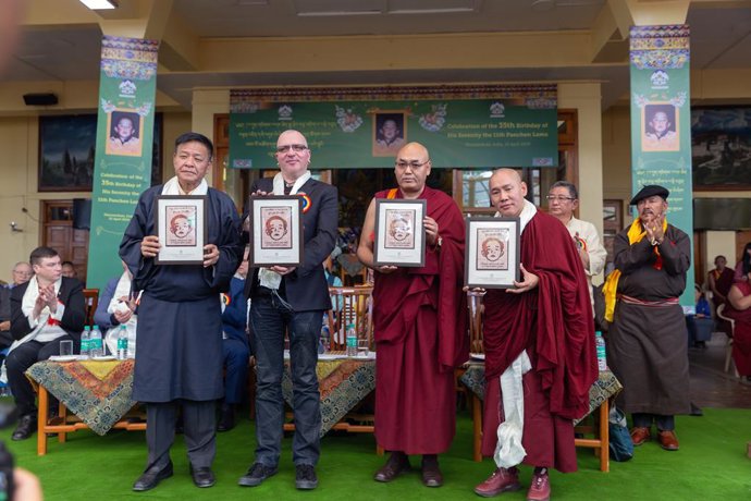 Archivo - Arquivo - 25 de abril de 2024, Dharamshala, Himachal Pradesh, Índia: Sikyong Penpa Tsering (1º à esq.) com outros dignitários lançando o livro durante o evento que marca o aniversário do 11º Panchen Lama, Gendhun Choekyi Nyima, no Templo Tsuglak