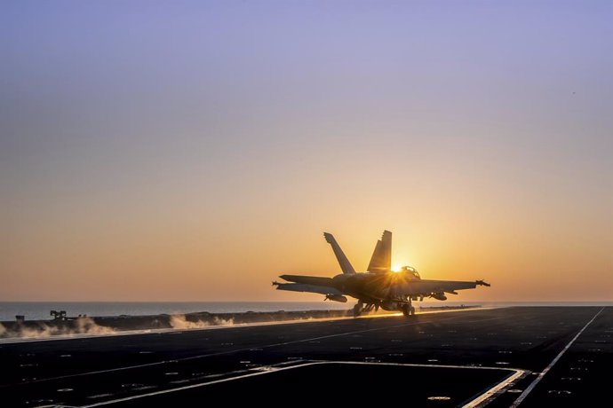 Archivo - April 17, 2025, Arabian Sea, International Waters: A U.S. Navy F/A-18F Super Hornet fighter jet, attached to the Bounty Hunters of Strike Fighter Squadron 2, launches off the flight deck of the Nimitz-class aircraft carrier USS Carl Vinson at su