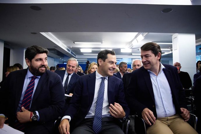 Archivo - (I-D) El presidente del Gobierno regional, Fernando López Miras; el presidente de la Junta de Andalucía, Juanma Moreno, y el presidente de la Junta de Castilla y León, Alfonso Fernández Mañueco.