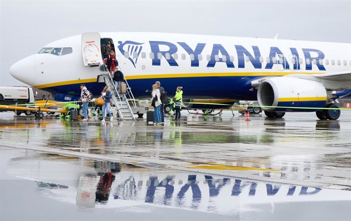 Archivo - FILED - 30 March 2025, Schleswig-Holstein, Luebeck: Passengers from Mallorca leave a Ryanair Boeing 737-800 AS after landing at Lübeck Airport. Low-cost Irish airline Ryanair on Monday reported a full-year profit after tax of ·1.61 billion ($1.8