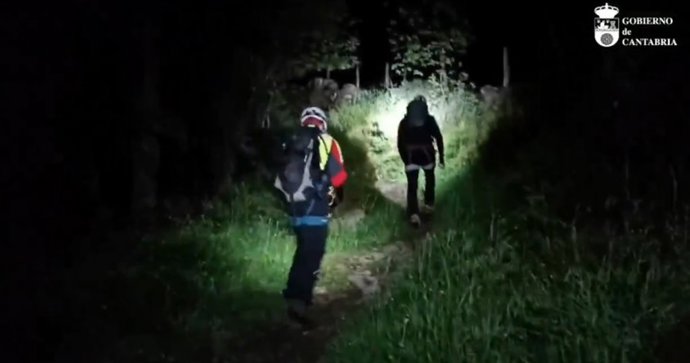 Rescatados dos senderistas a los que se les hizo de noche cuando hacían una ruta en Vega de Pas