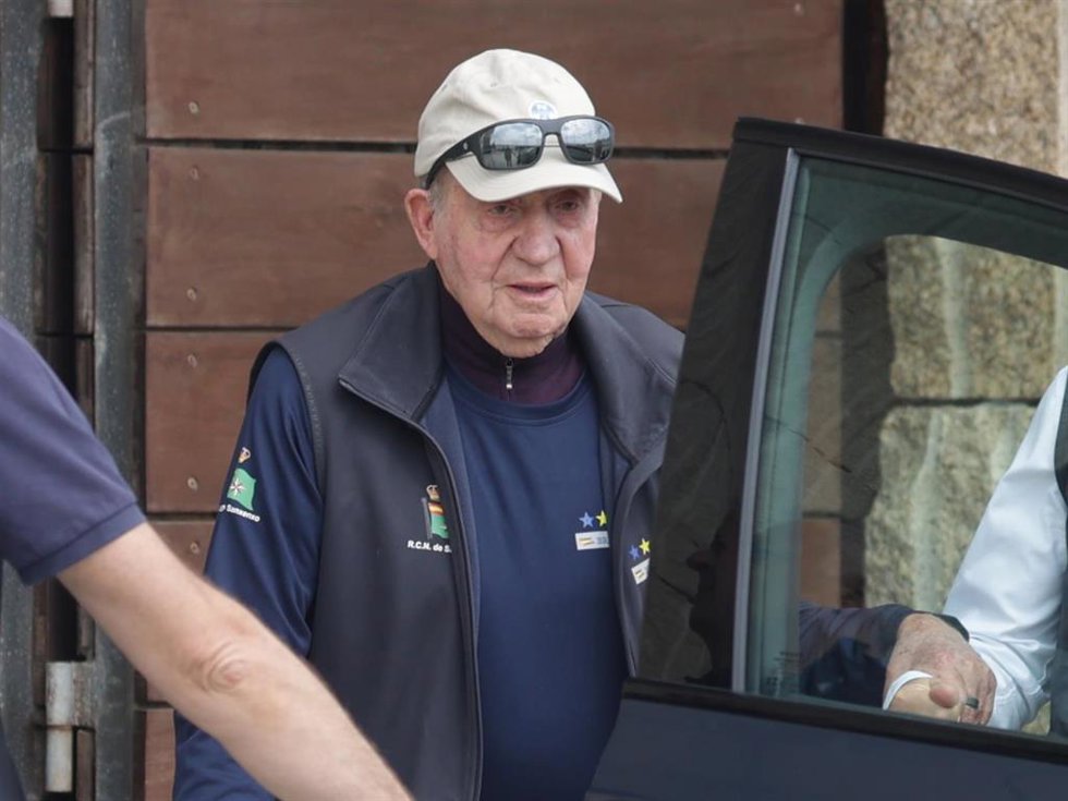El Rey Juan Carlos a su salida del Real Club Náutico de Sanxenxo
