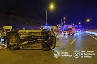 Tres heridos tras el vuelco de un vehículo en la A-7 en Málaga capital