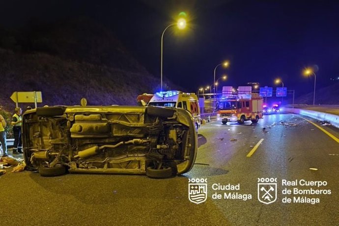 Eectivos de Bomberos de Málaga intervienen en un accidente de tráfico a la altura de la salida de El Limonar, sentido Almería.