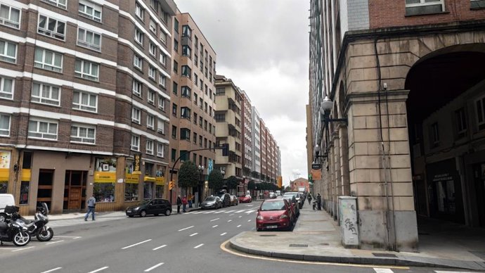 Archivo - Calle de Gijón, zona azul, ciudad, movilidad, pisos