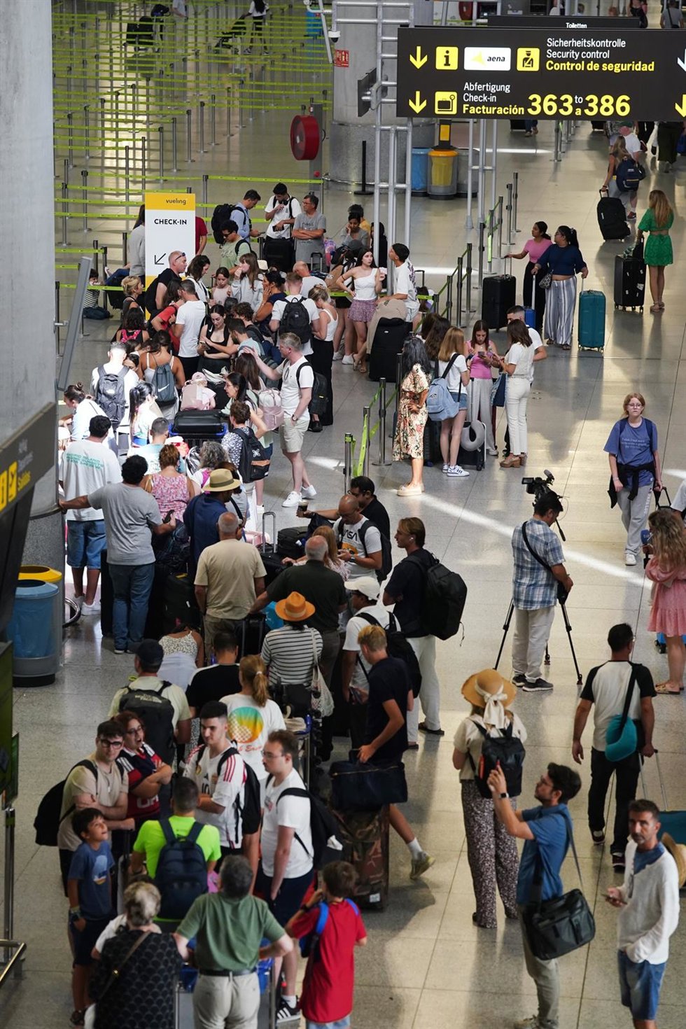 Archivo - Imágenes de un aeropuerto español.