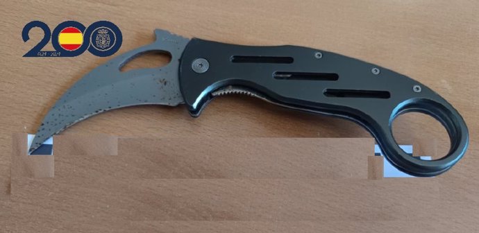 La Policía Nacional detiene en Molina de Segura a dos individuos implicados presuntamente en una riña. En la foto se aprecia el arma intervenida