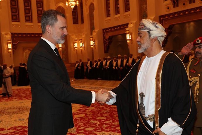 Archivo - Arquivo - O Rei Felipe VI cumprimenta Sua Majestade Haitham bin Tariq, Sultão de Omã, para oferecer condolências pelo falecimento de Sua Majestade Qaboos bin Said al Said, em Omã (Oriente Médio), 14 de janeiro de 2020.