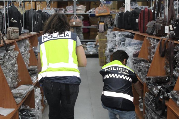 Operativo policial en el que han desarticulado una red que distribuía ropa de lujo falsificada con 49 detenidos y más de 7 toneladas de ropa incautadas