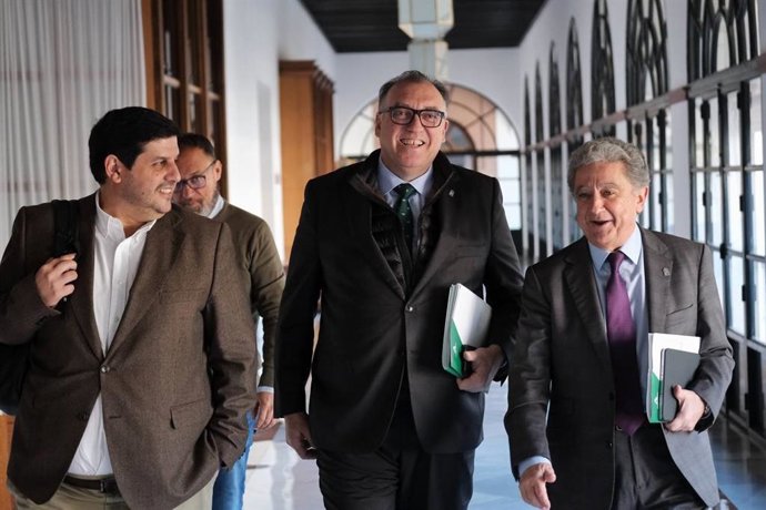 El consejero de Turismo y Andalucía Exterior, Arturo Bernal (c.)