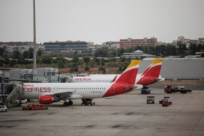 Archivo - Aviones en el Aeropuerto Adolfo Suárez Madrid-Barajas, a 28 de junio de 2024, en Madrid (España). 