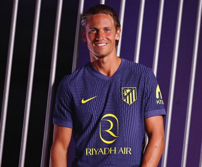El jugador del Atlético de Madrid Marcos Llorente posa con la nueva segunda equipación para la temporada 2025-2026.