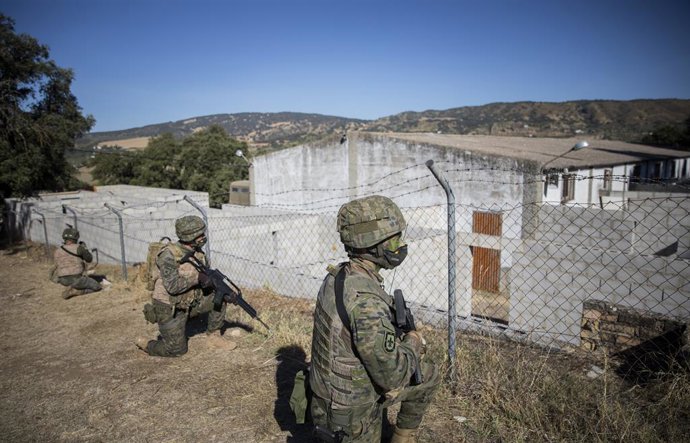 Archivo - Arquivo - Soldados da Legião participam de um exercício simulado de fuzil em um complexo montado em uma "vila afegã" nas proximidades do complexo do Campo de Ronda, Málaga, Andaluzia, (Espanha), 7 de outubro de 2020. Este 2020 é
