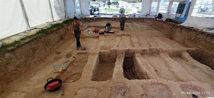 Archivo - Imagen de la fosa del cementerio de La Soledad en Huelva.
