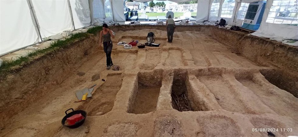 Archivo - Imagen de la fosa del cementerio de La Soledad en Huelva.
