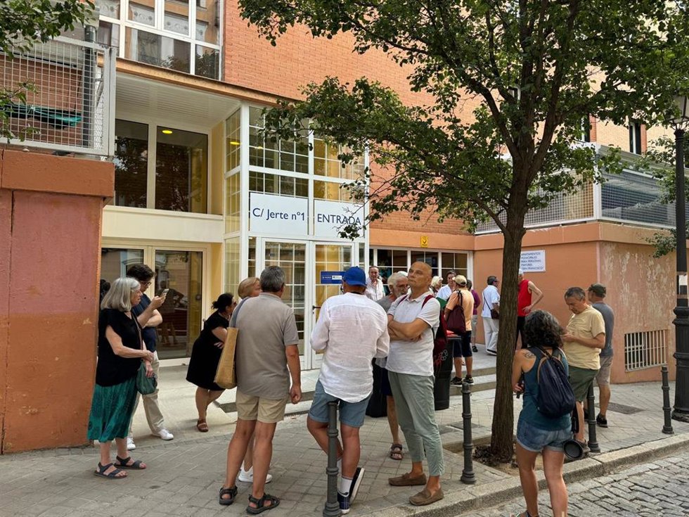 Archivo - Vecinos y usuarios protestanto a las puertas de los Apartamentos Municipales para Mayores San Francisco en Madrid