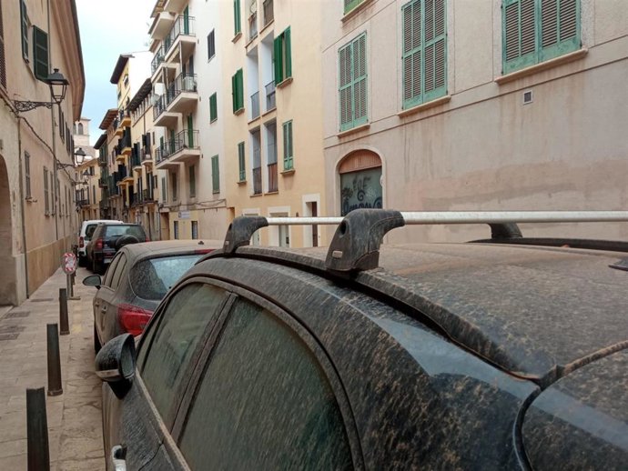 Archivo - Vehículos y mobiliario urbano en Palma sucio de lluvia de barro.