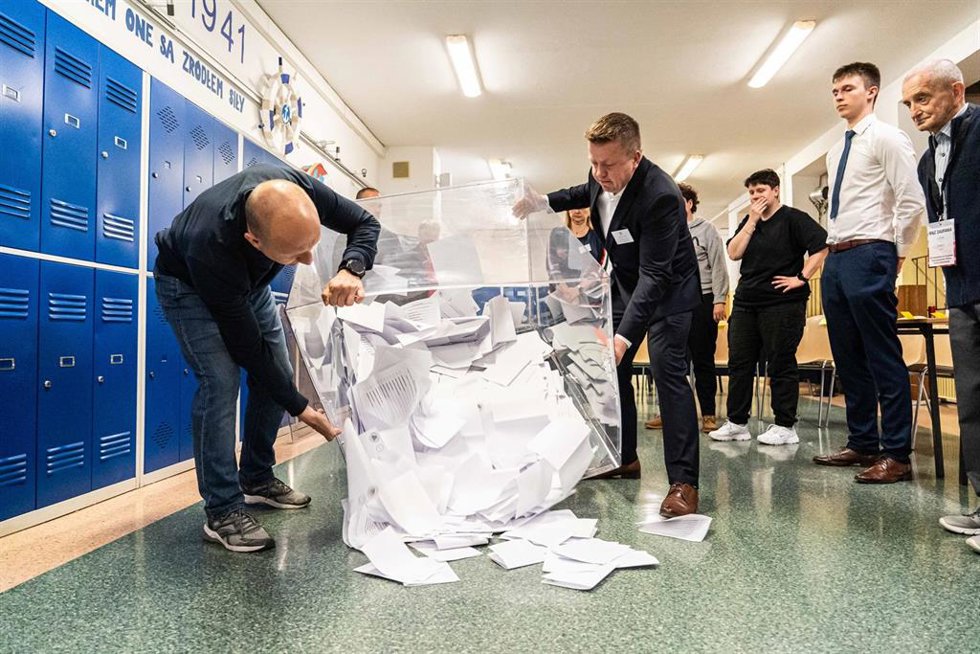Recuento de votos en un colegio electoral de Breslavia, Polonia