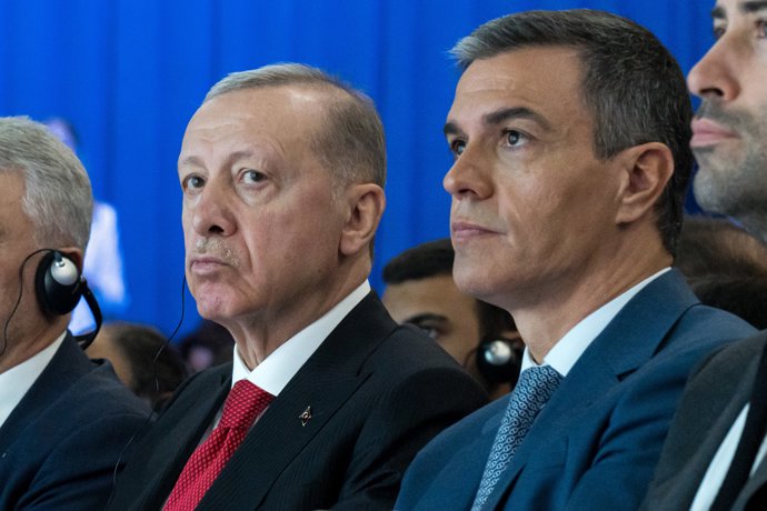 El presidente de la República de Turquía, Recep Tayyip Erdogan (i), y el presidente del Gobierno, Pedro Sánchez (d), durante el encuentro empresarial España - Turquía, en la Sede Ciudad BBVA, a 13 de junio de 2024, en Madrid (España).