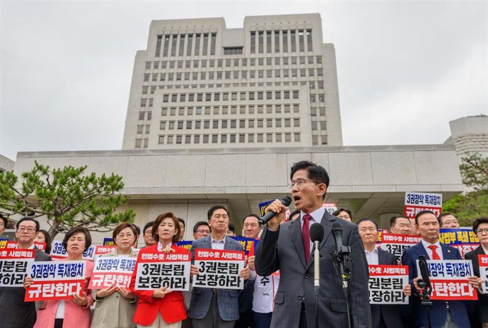 El candidato del Partido del Poder Popular (PPP), Kim Moon Soo, durante un acto de campaña.