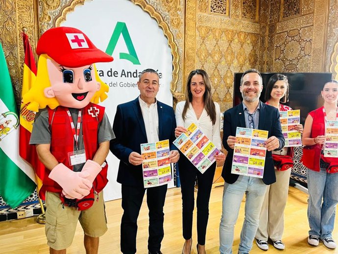 La delegada de la Junta en Almería, Aránzazu Martín, junto a representantes de Cruz Roja Almería durante la presentación del sorteo extraordinario de la organización solidaria.