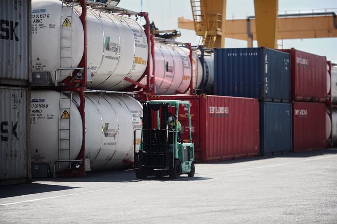 Archivo - Un vehículo de recogida trabaja en la estación de mercancías Abroñigal, a 7 de abril de 2021, en Madrid (España). El gigantesco buque Ever Given fue desencallado el pasado 29 de marzo después de una semana bloqueando la vía del Canal de Suez. De