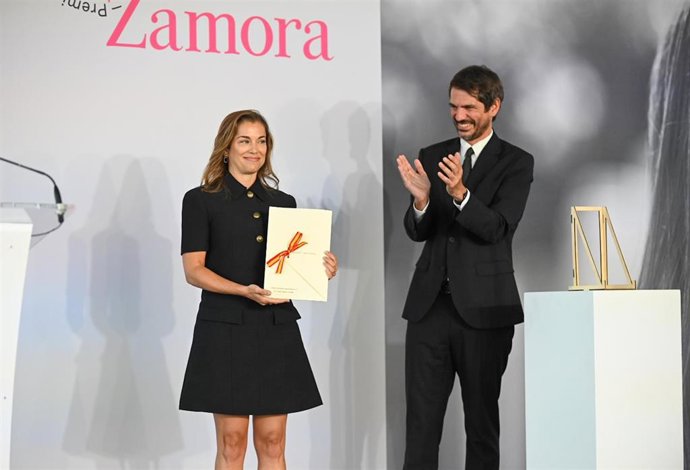 Archivo - El ministro de Cultura, Ernest Urtasun, entrega el Premio Nacional de Cinematografía 2024 a la productora María Zamora.