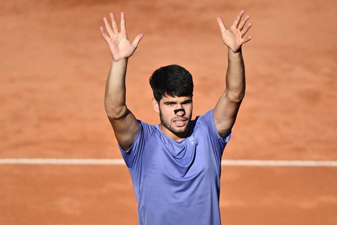 Carlos Alcaraz of Spain celebrates after winning against Lorenzo Musetti of Italy during the Internazionali BNL d'Italia, Masters 1000 tennis tournament on 16 May 2025 at Foro Italico in Rome, Italy - Photo Domenico Cippitelli / LiveMedia / DPPI