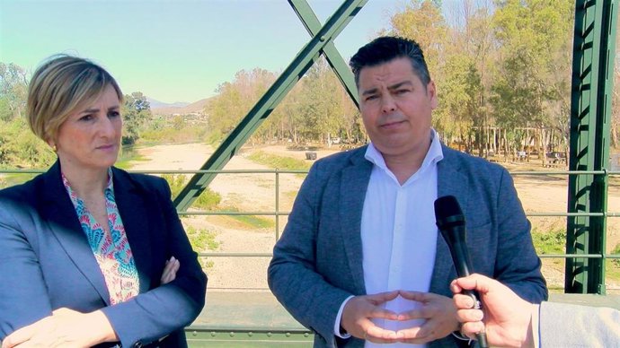 El concejal 'popular' y portavoz del PP en Cártama (Málaga), Pedro Pardo, y la parlamentaria andaluza María José Escarcena.