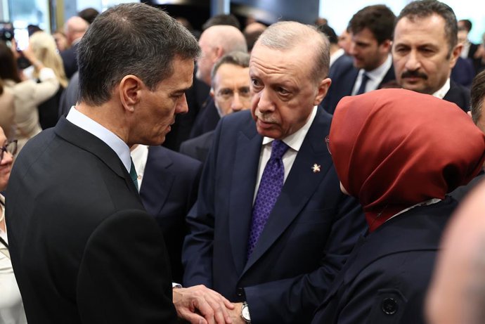 O Presidente do Governo, Pedro Sánchez, conversa com o Presidente da República da Turquia, Recep Tayyip Erdogan, durante a cúpula da Comunidade Política Europeia, em 16 de maio de 2025, em Tirana (Albânia).