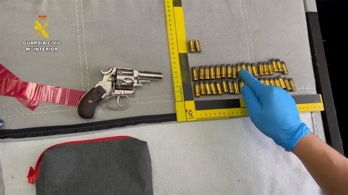 Imagen de un arma y cartuchos intervenidos