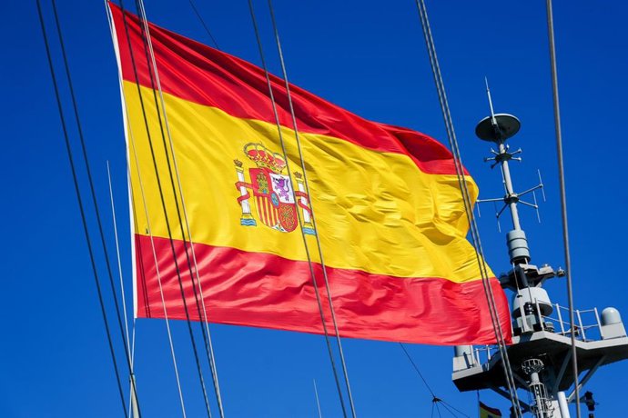 Archivo - Imagen de la bandera de España en el  buque portaeronaves Juan Carlos I en el desarrollo de la exhibición militar organizada por la Armada Española y la OTAN en alta mar, a 28 de marzo de 2025 en Barbate, Cádiz (Andalucía, España). 